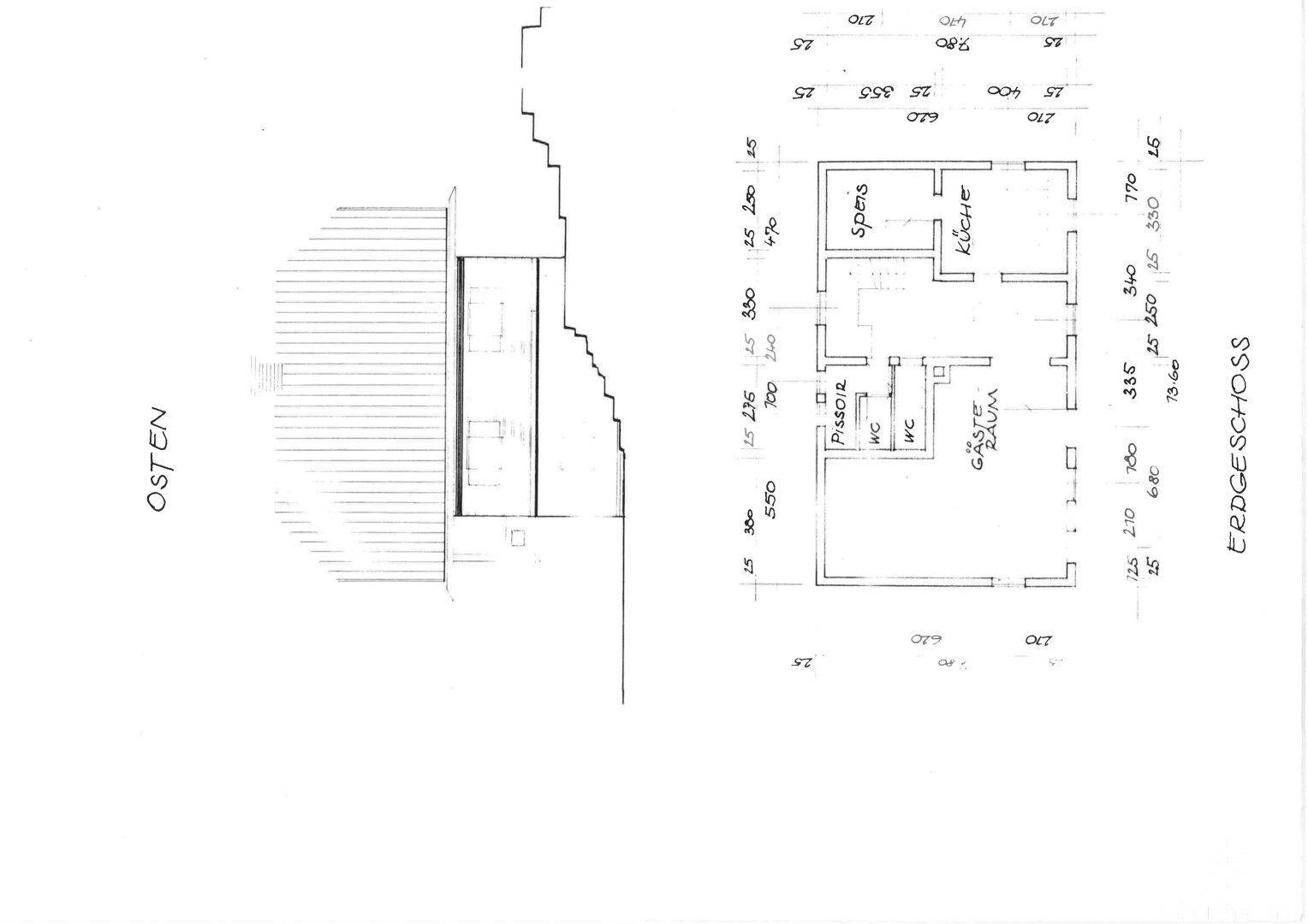 Grundriss des Erdgeschosses mit Küche, Gastraum und Sanitärbereichen.