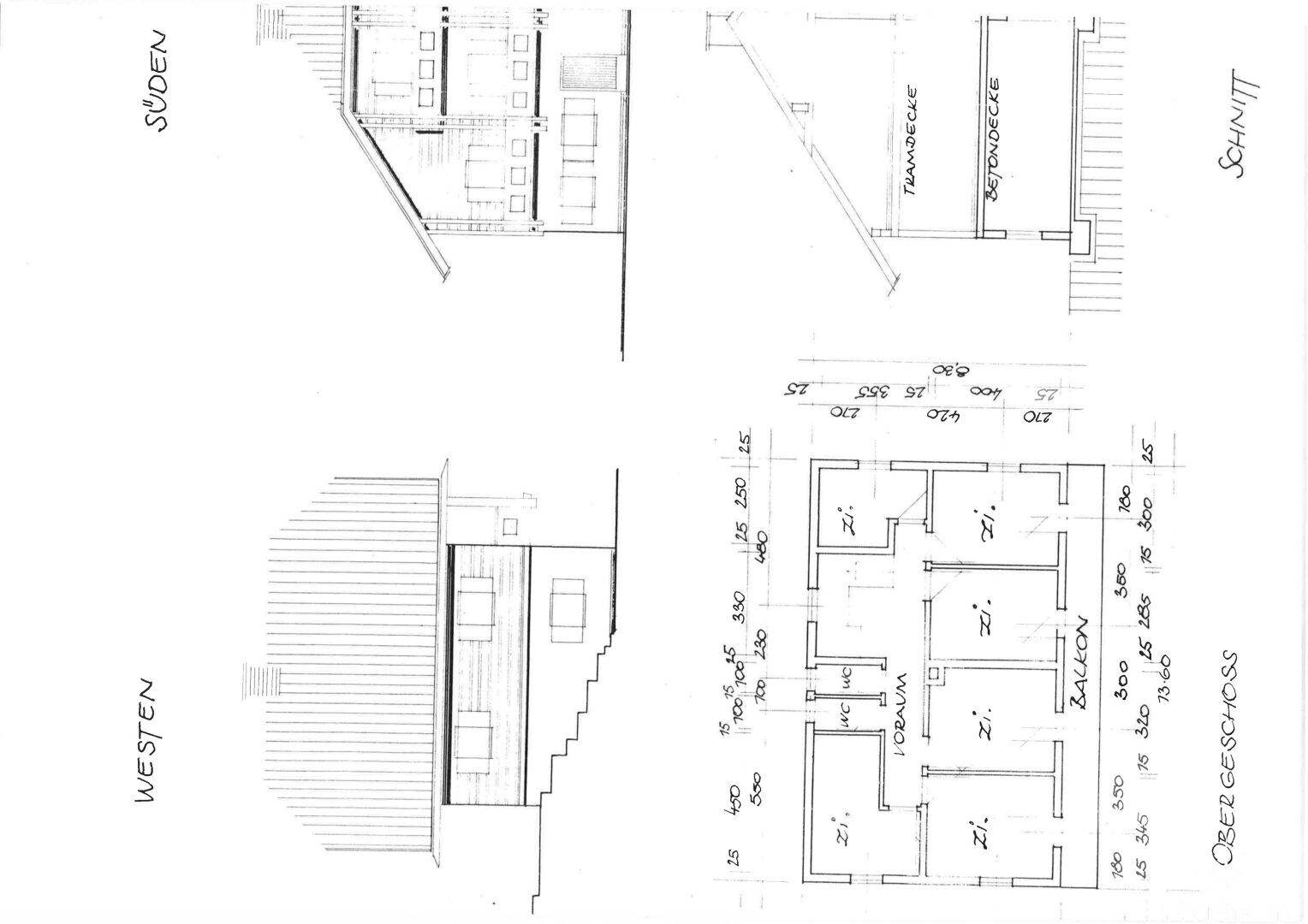 Grundriss des Obergeschosses mit mehreren Zimmern, Bädern und einem Balkon.