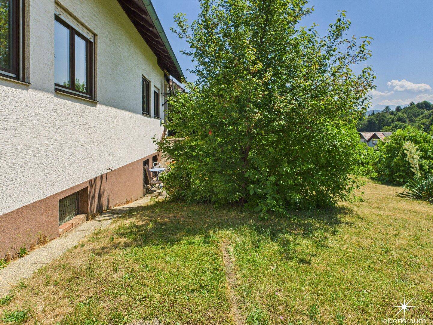 Garten Südseite Richtung Aufgang Terrasse