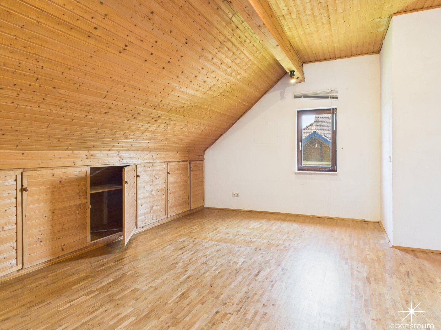 großes Zimmer im 1. Stock
