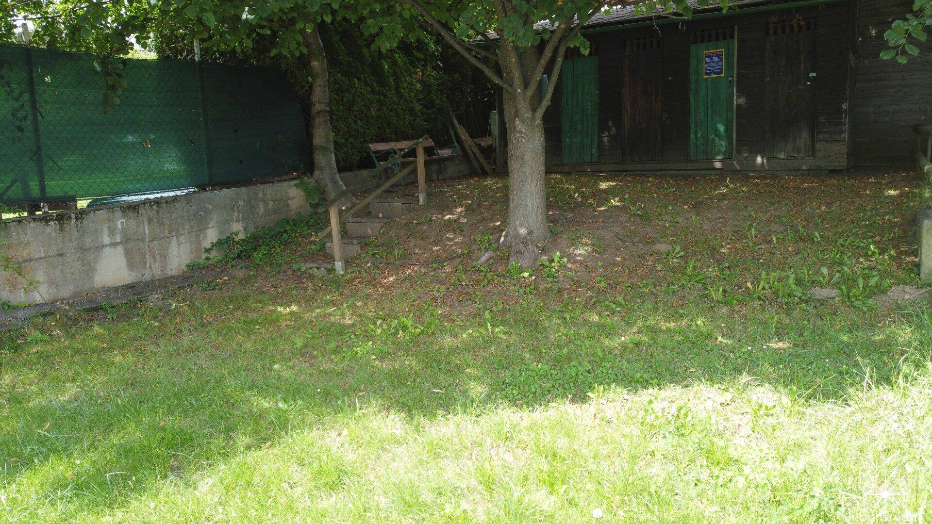 Badewiese. Badekabinen.