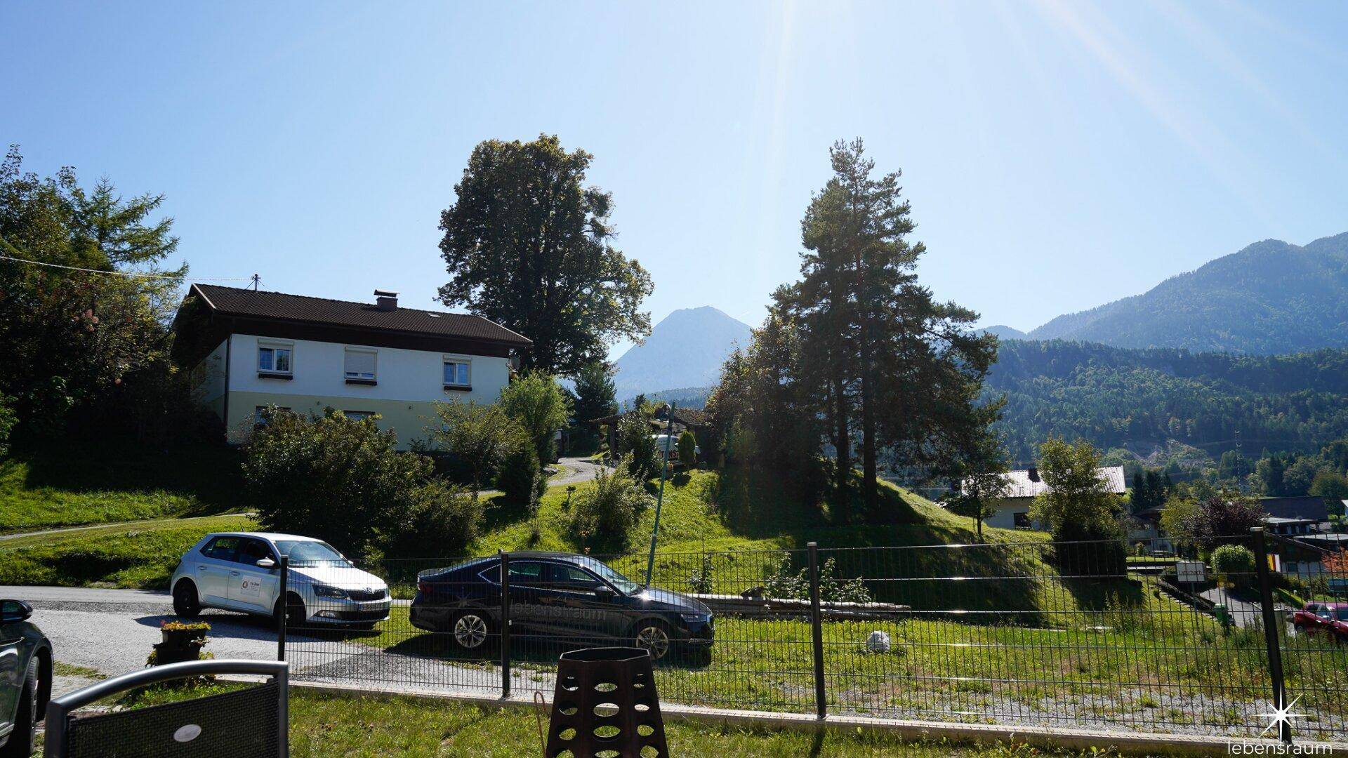 Weitläufiger Blick auf die bergige Landschaft und die umliegenden Häuser.