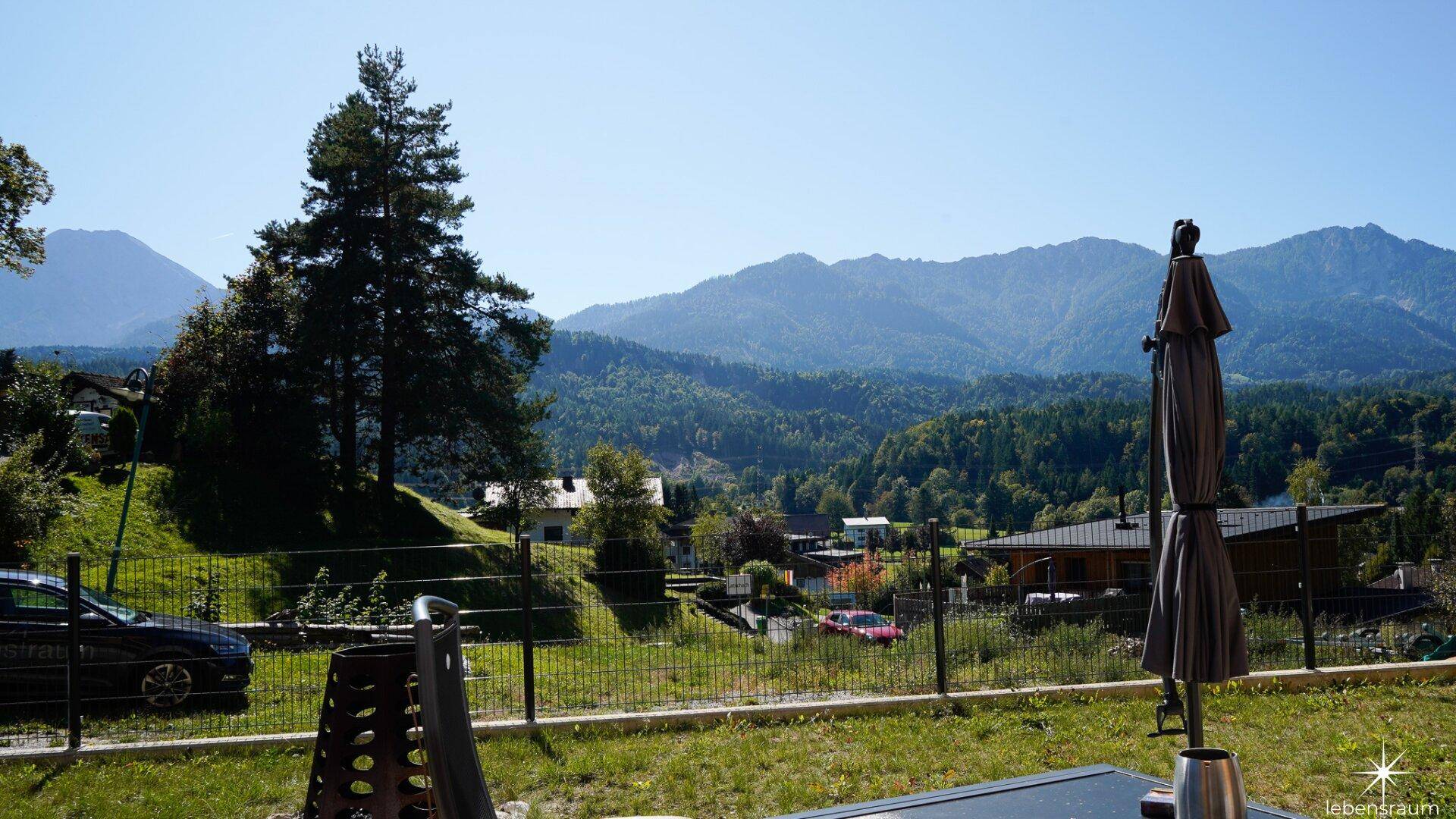 Panoramablick auf die Berge und das Tal von einer erhöhten Position.