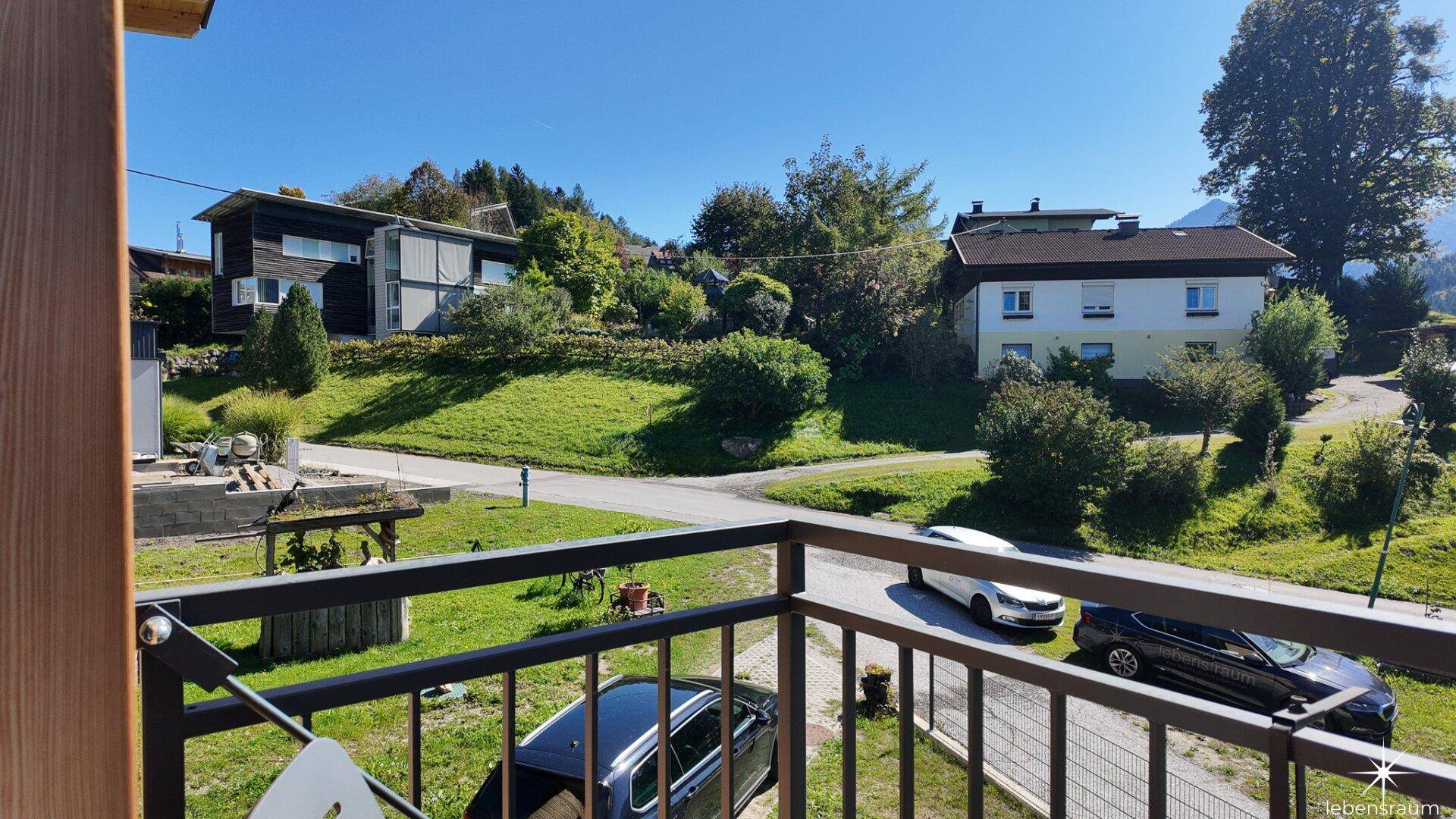 Balkon mit Blick auf die Nachbarschaft und die umliegende grüne Hügellandschaft.