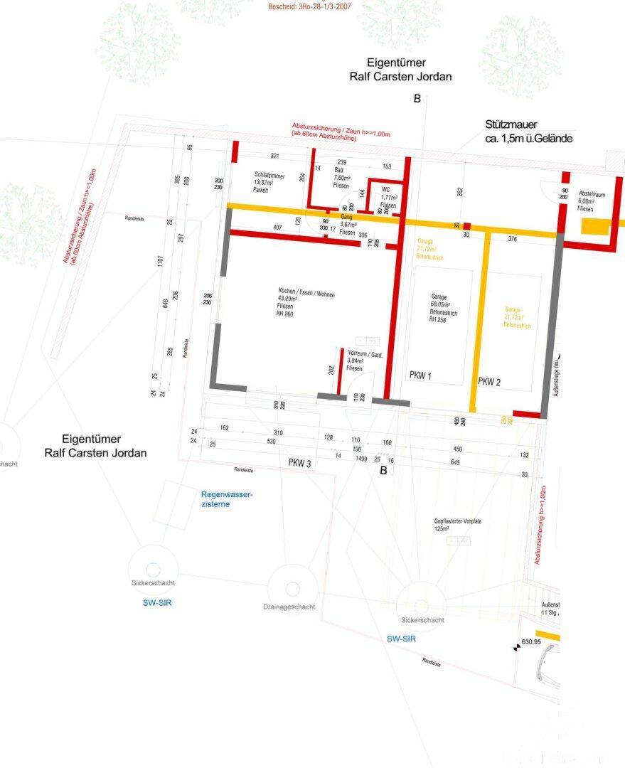 Gesamtübersicht des Grundstücks mit Gebäudegrundriss und Parkplätzen.