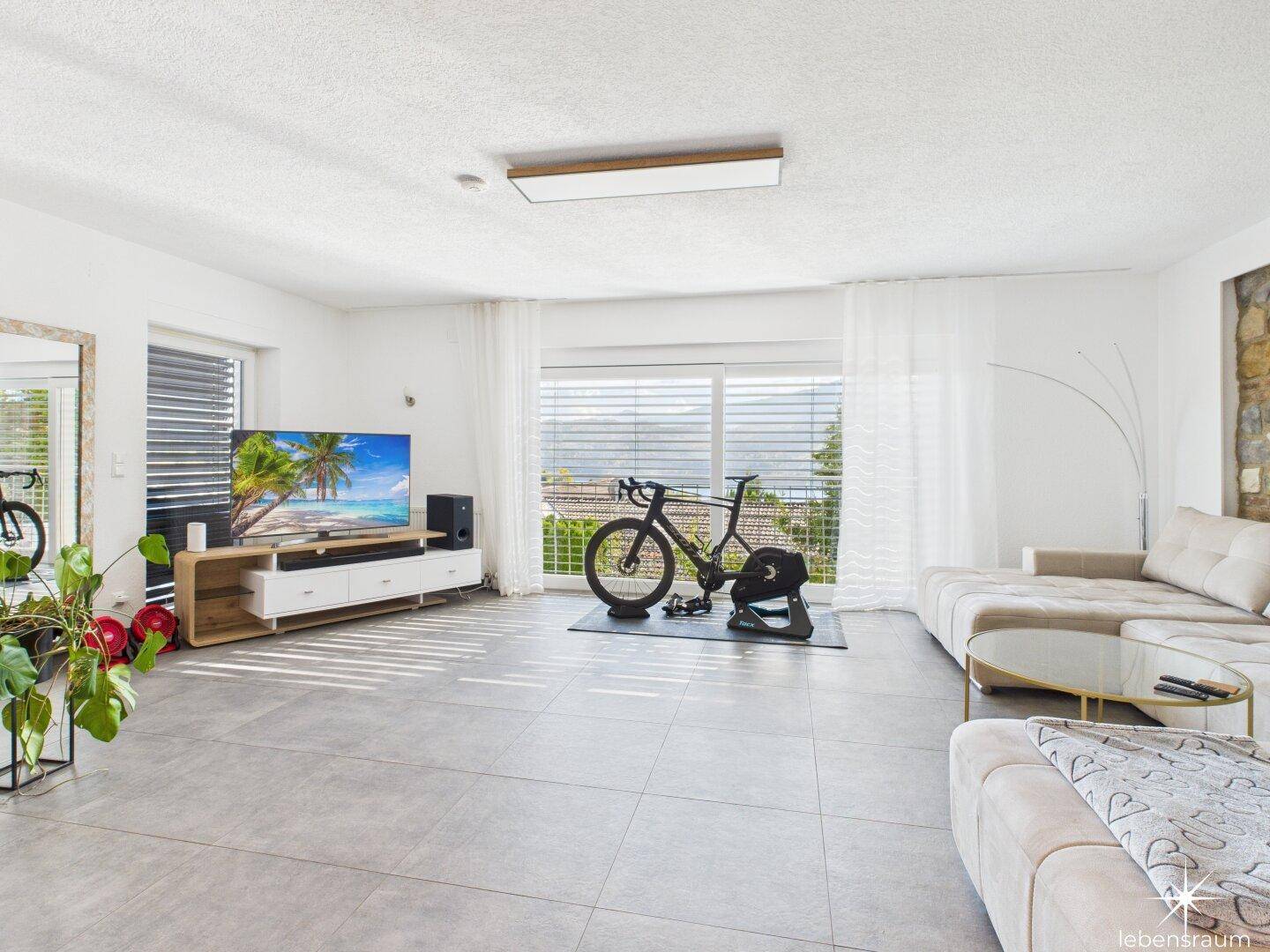 Wohnzimmer mit Blick auf den See.