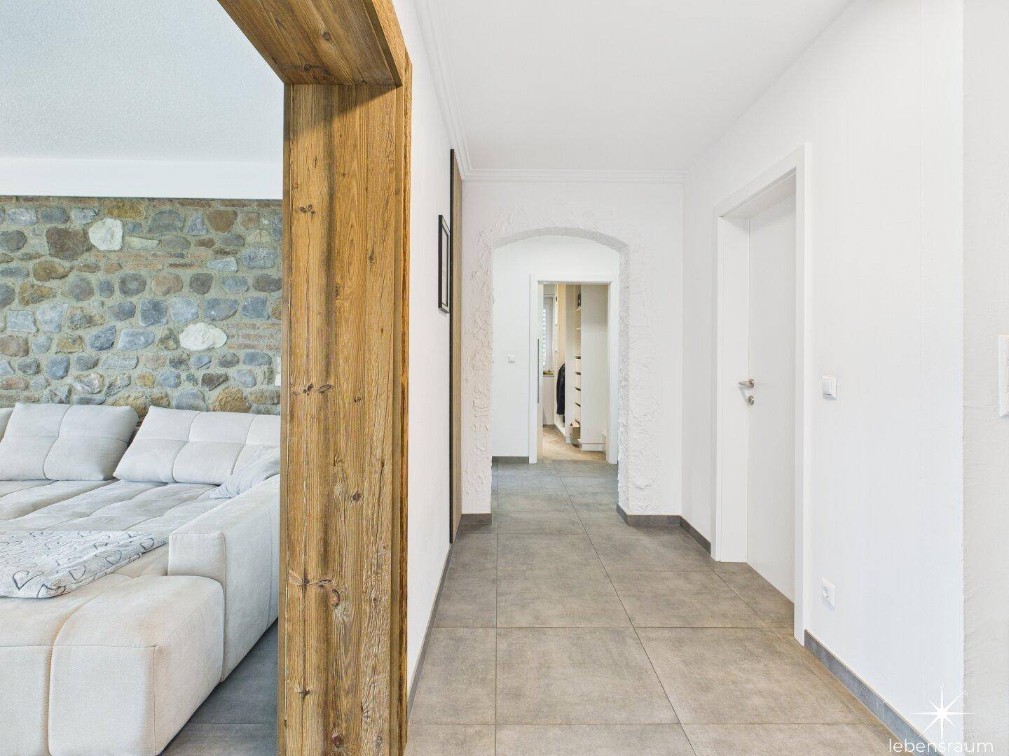 Wohnzimmer und Gangbereich.