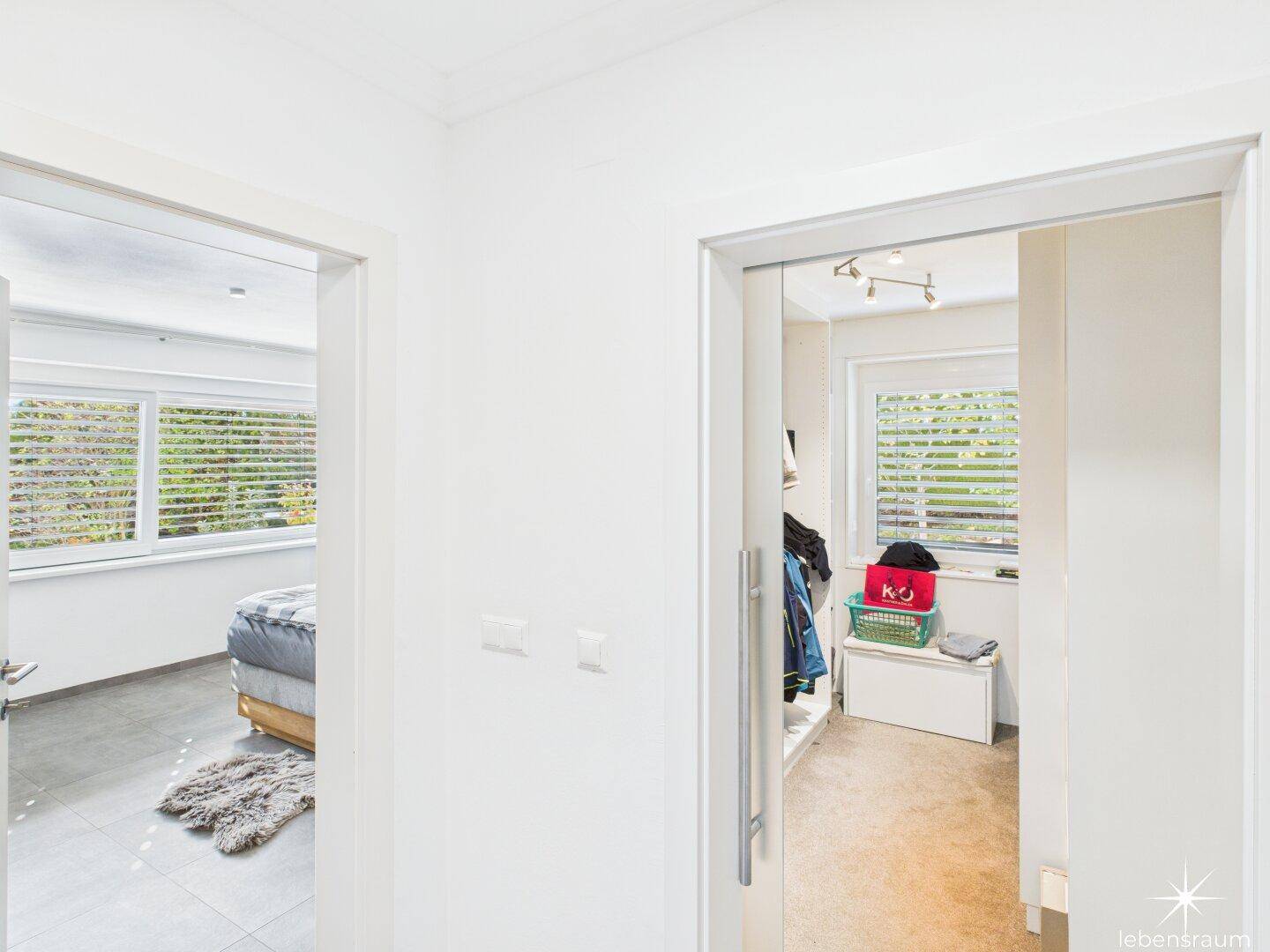 Zugang Schlafzimmer und begehbarer Schrank.