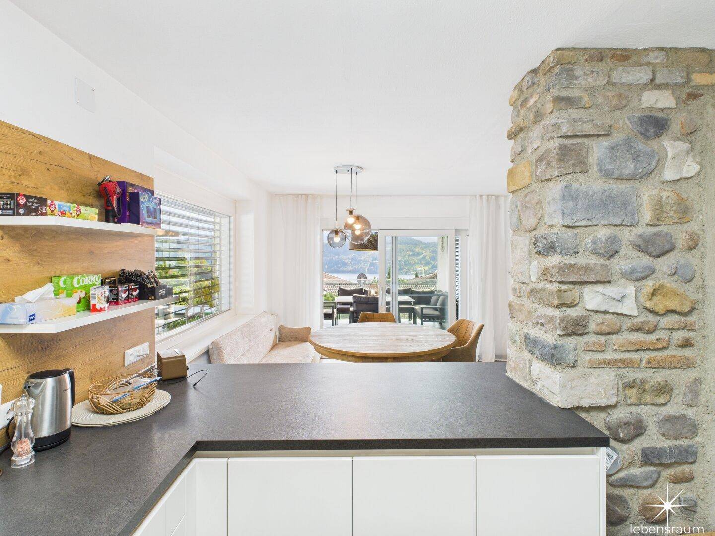 Küche und Essbereich.