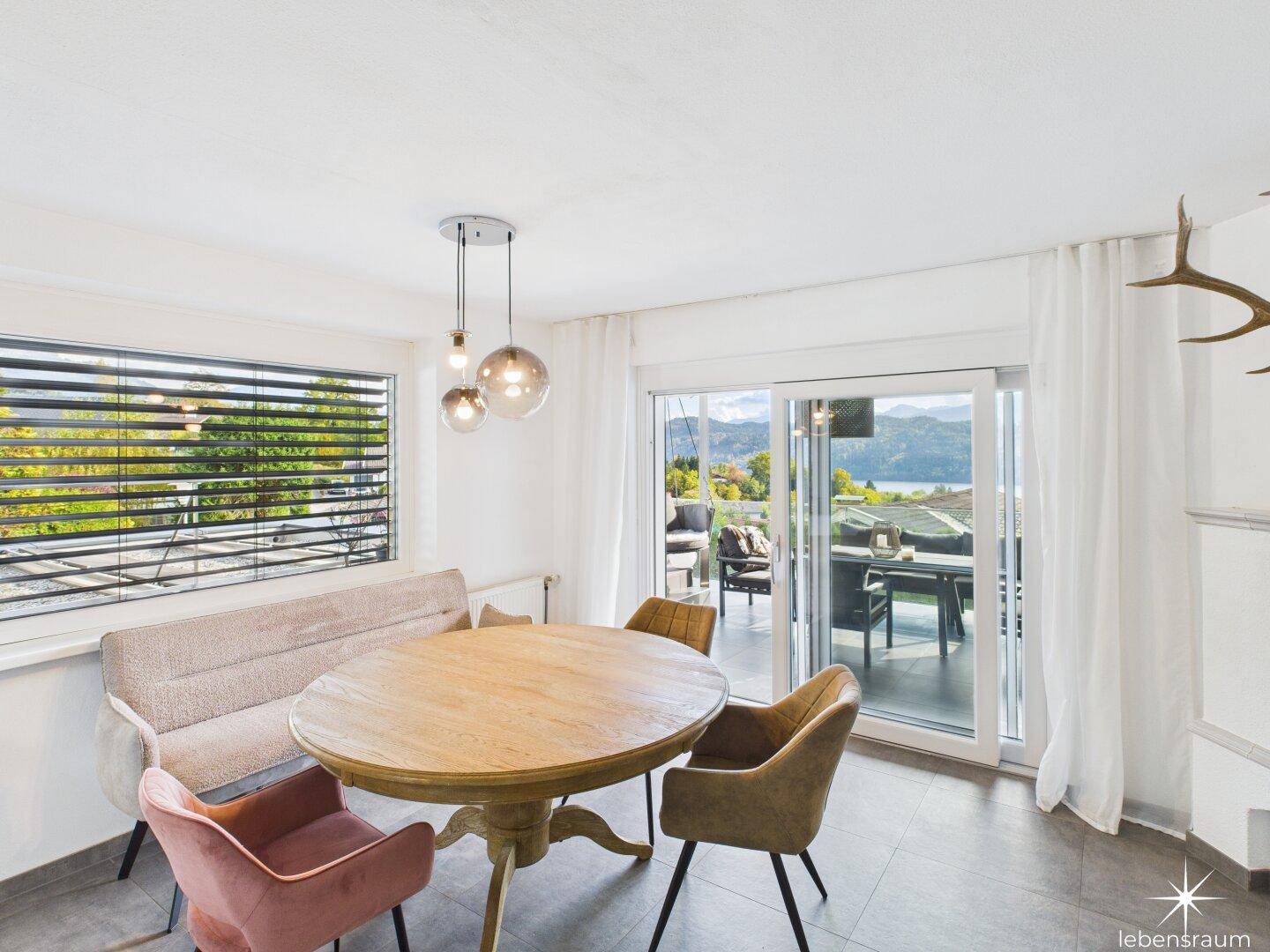 Essbereich und Zugang Terrasse.