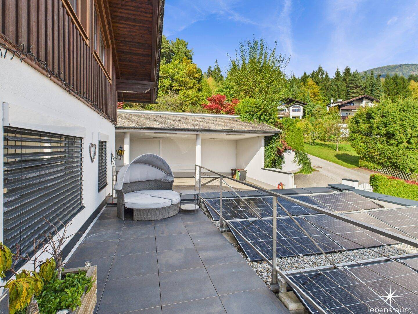 Terrasse und Blick auf die Carports.