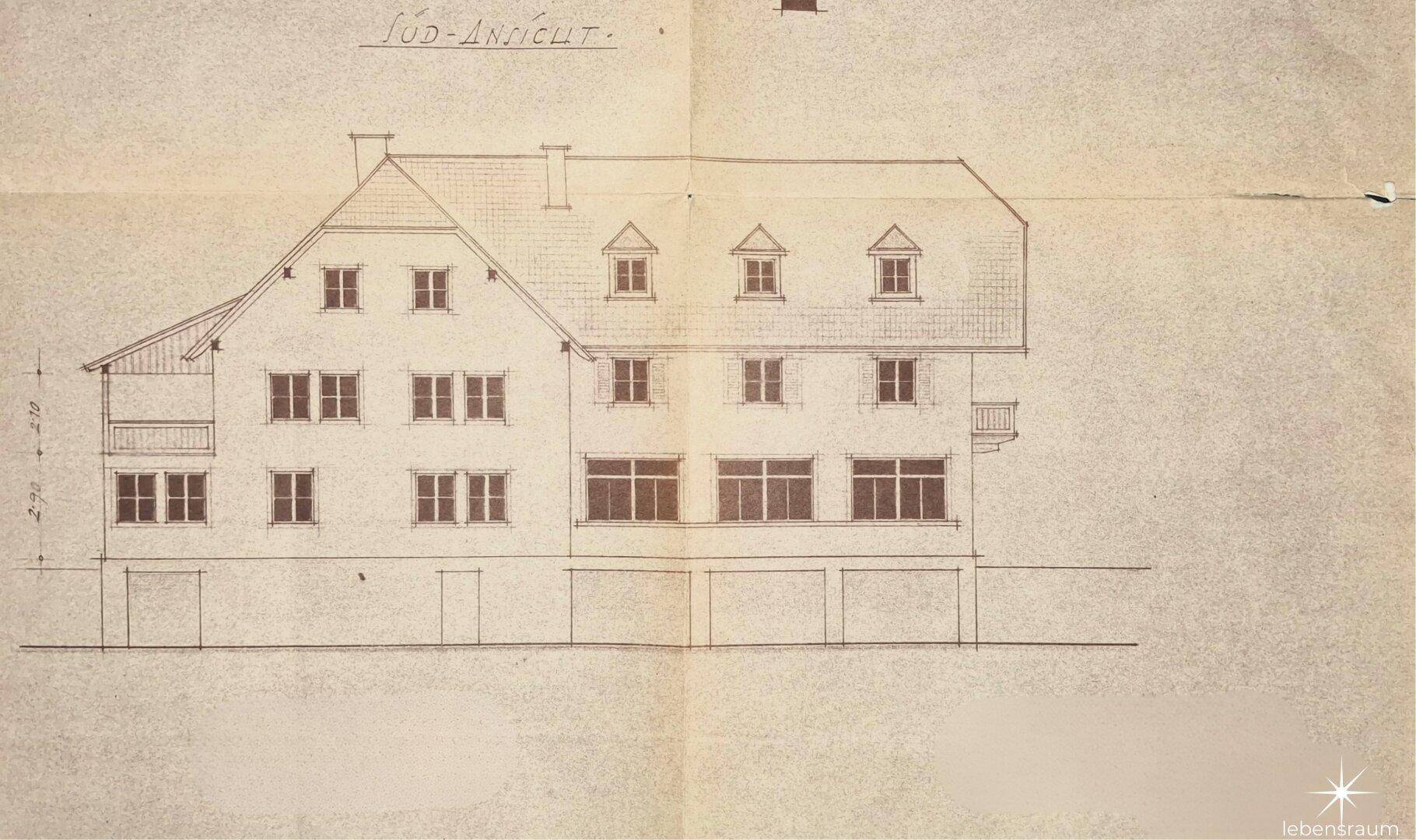 Historische Südansicht des Gebäudes mit Fenstern und Balkonen, zeigt die Fassadengestaltung.