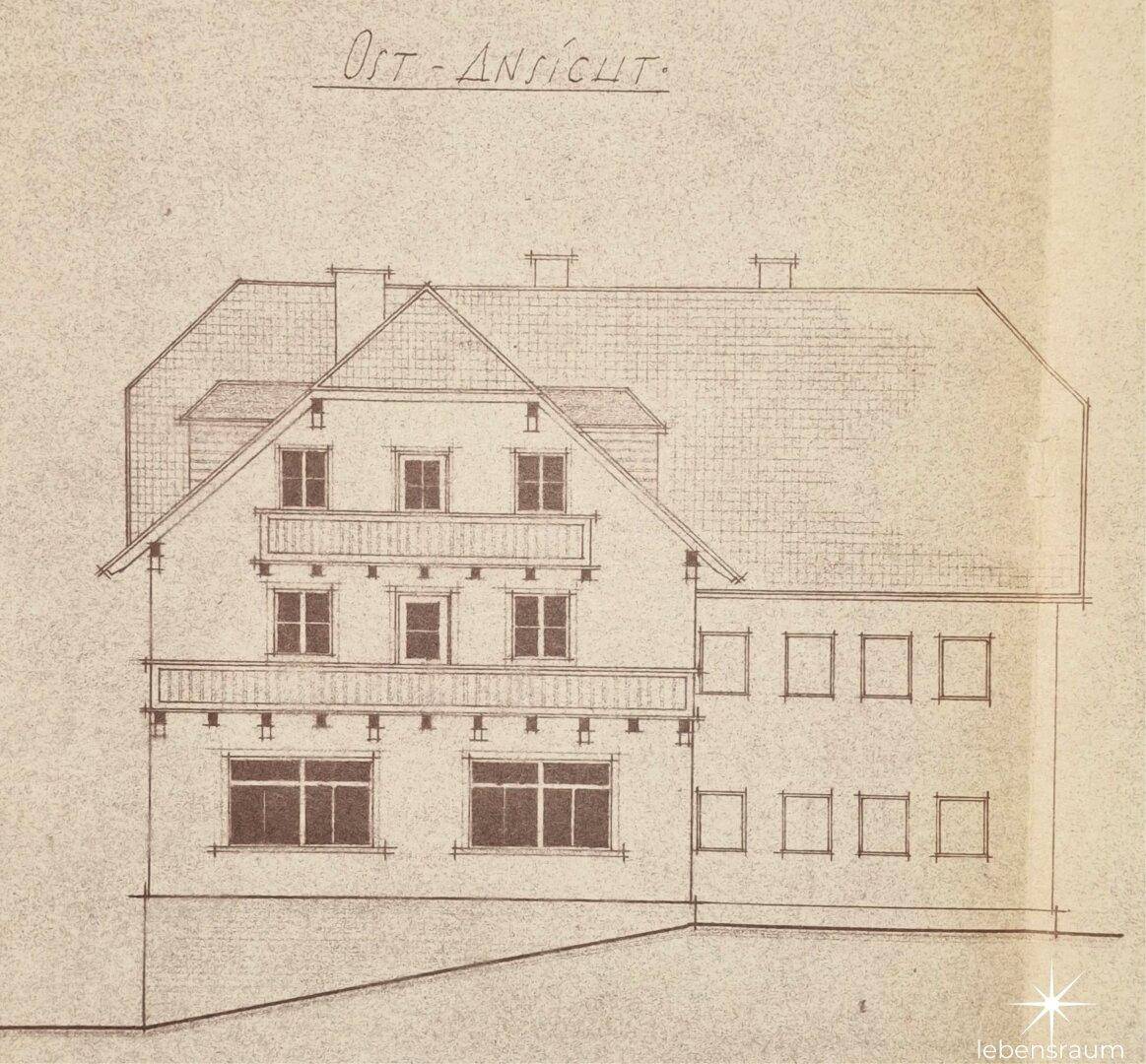 Historische Ostansicht des Gebäudes mit mehreren Fenstern und einem Balkon, detaillierte Zeichnung.