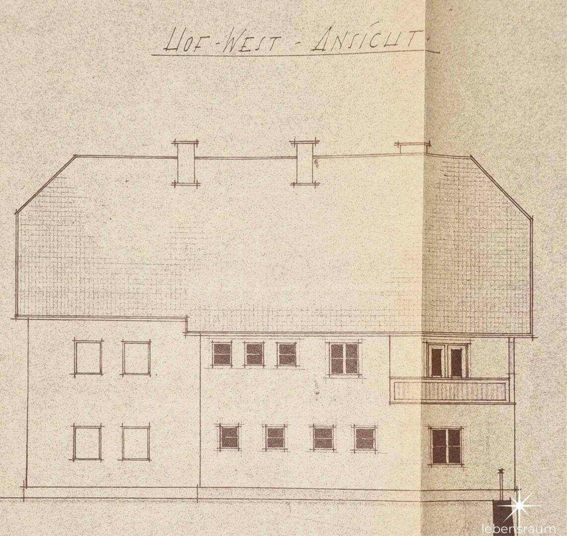 Historische Hof-West-Ansicht des Gebäudes mit Fenstern und einem kleinen Balkon, architektonische Skizze.