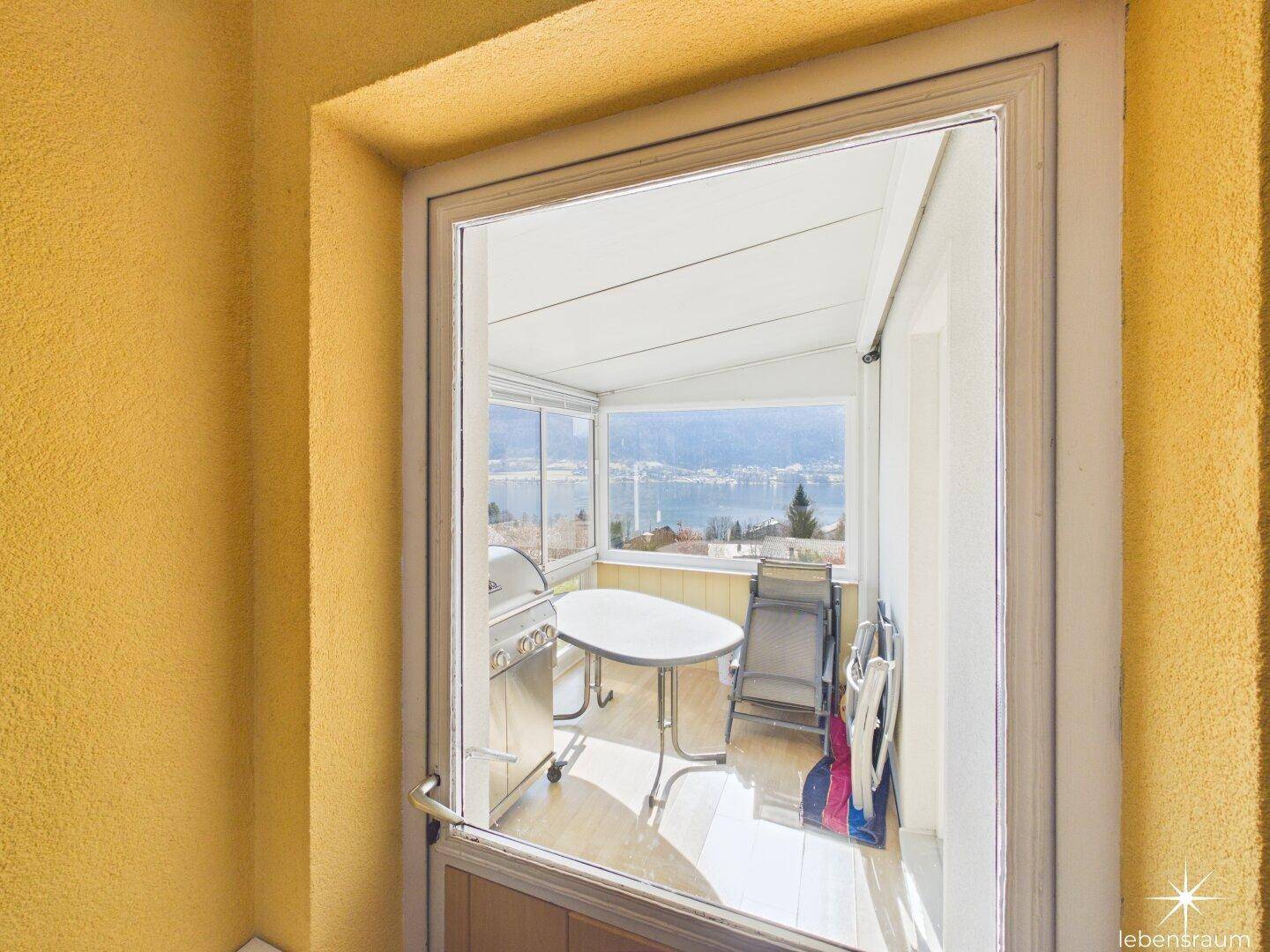 Verglaster Wintergarten mit Grill und Sitzgelegenheiten bietet einen schönen Seeblick.