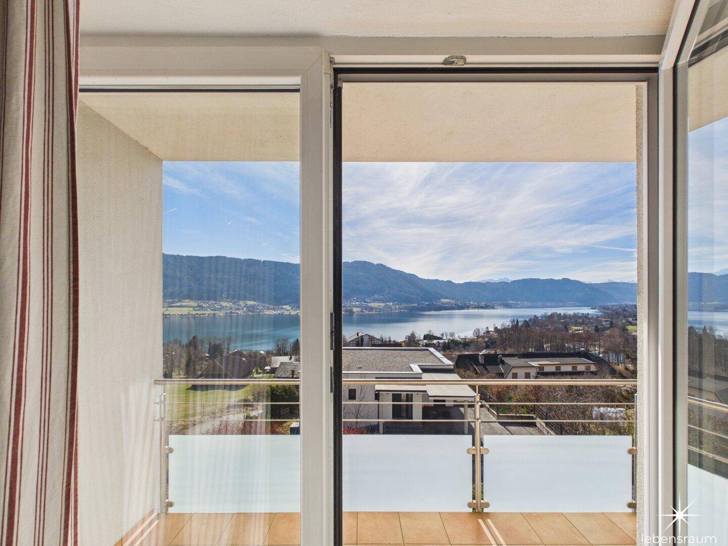 Großer Balkon mit Seeblick und Bergblick, ideal für entspannte Stunden im Freien.