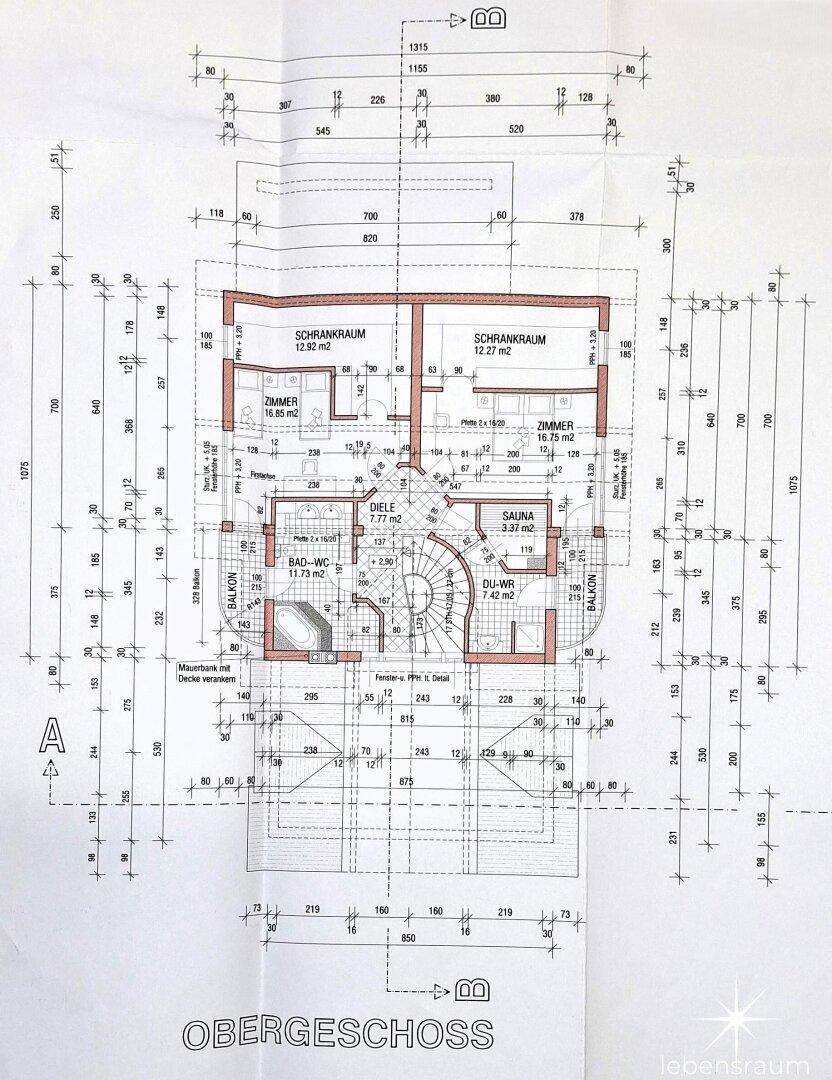 Grundriss des Obergeschosses mit Schlafzimmern, Bad, Dusche, Sauna und Balkonen.