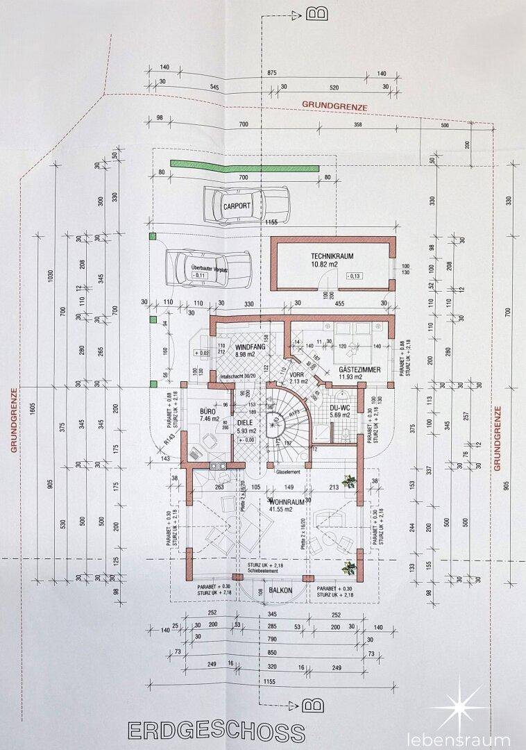 Grundriss des Erdgeschosses mit Windfang, Büro, Gästezimmer und Balkon.