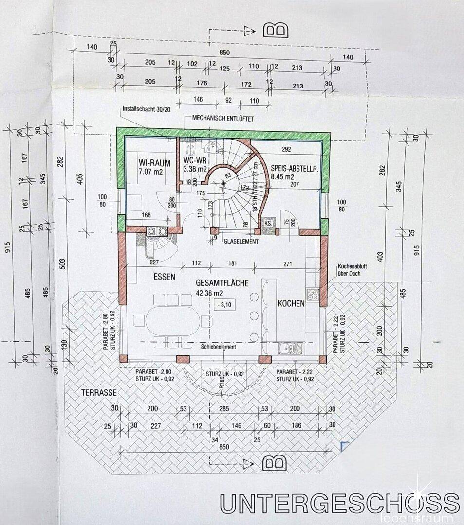 Grundriss des Untergeschosses mit offener Küche, Essbereich, WC und Terrasse.