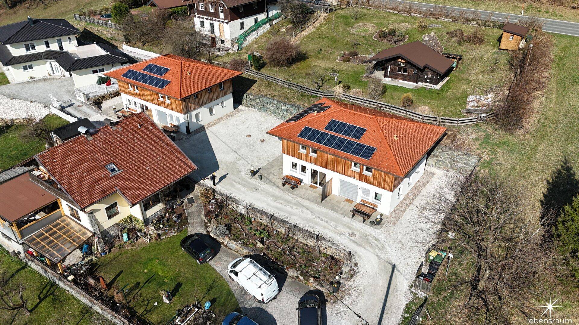 Übersicht aus der Vogelperspektive auf die Gebäude in ländlicher Lage mit Solarenergie.