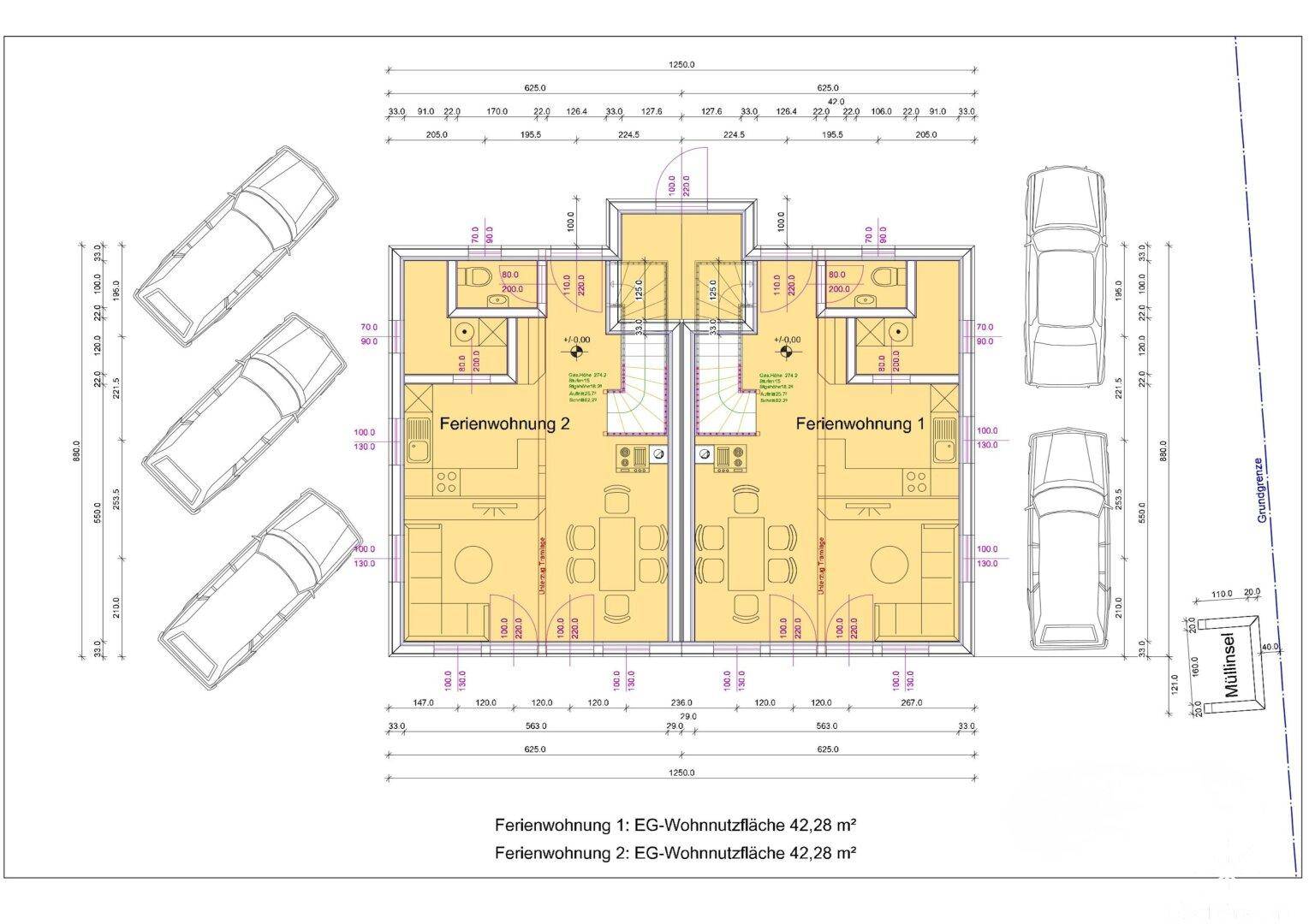 Grundriss des Erdgeschosses mit zwei Ferienwohnungen, inklusive Parkplätzen und Maßen.