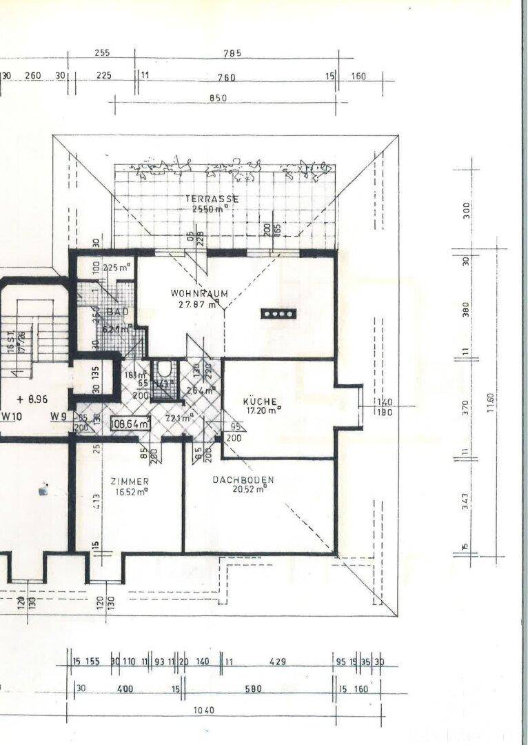 Grundriss einer Wohnung mit Wohnraum, Küche, Bad, Zimmer und Dachboden, inklusive Terrasse.