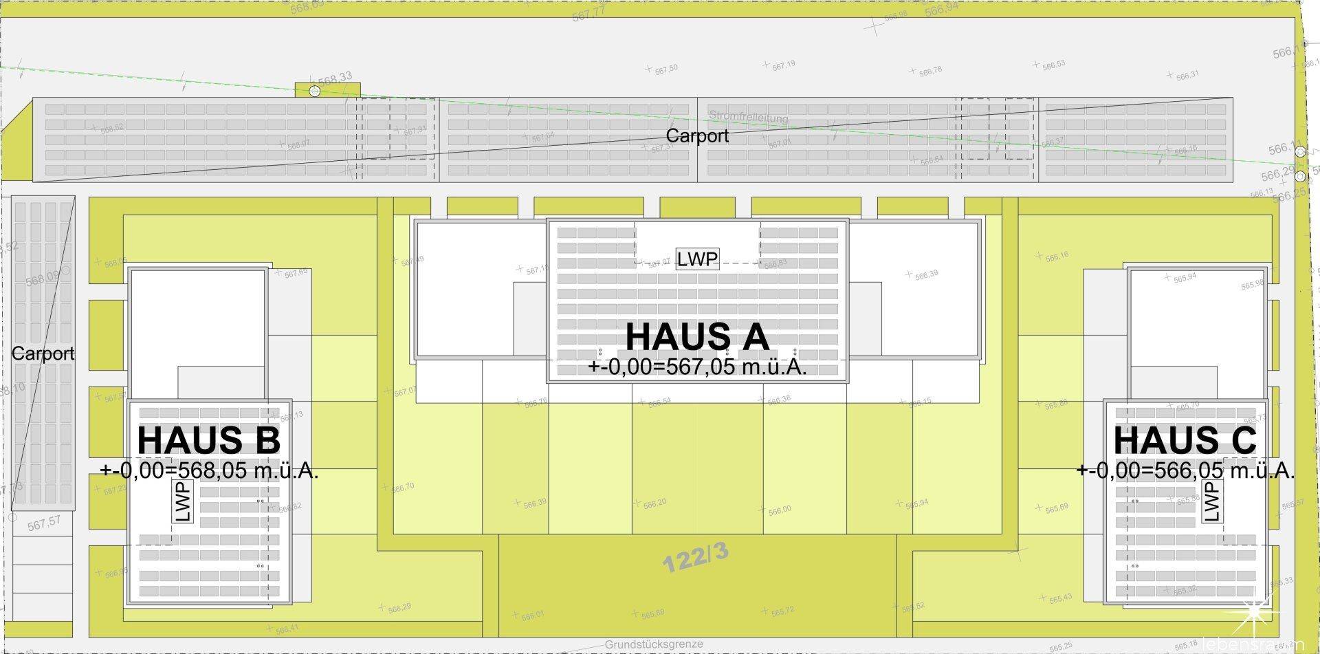 Grundrissplan zeigt die Anordnung von drei Gebäuden mit Carports und Außenbereichen.