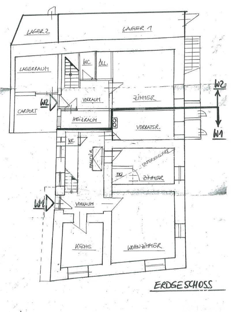 Handgezeichneter Grundriss des Erdgeschosses mit Küche, Wohnzimmer und Lagerräumen.