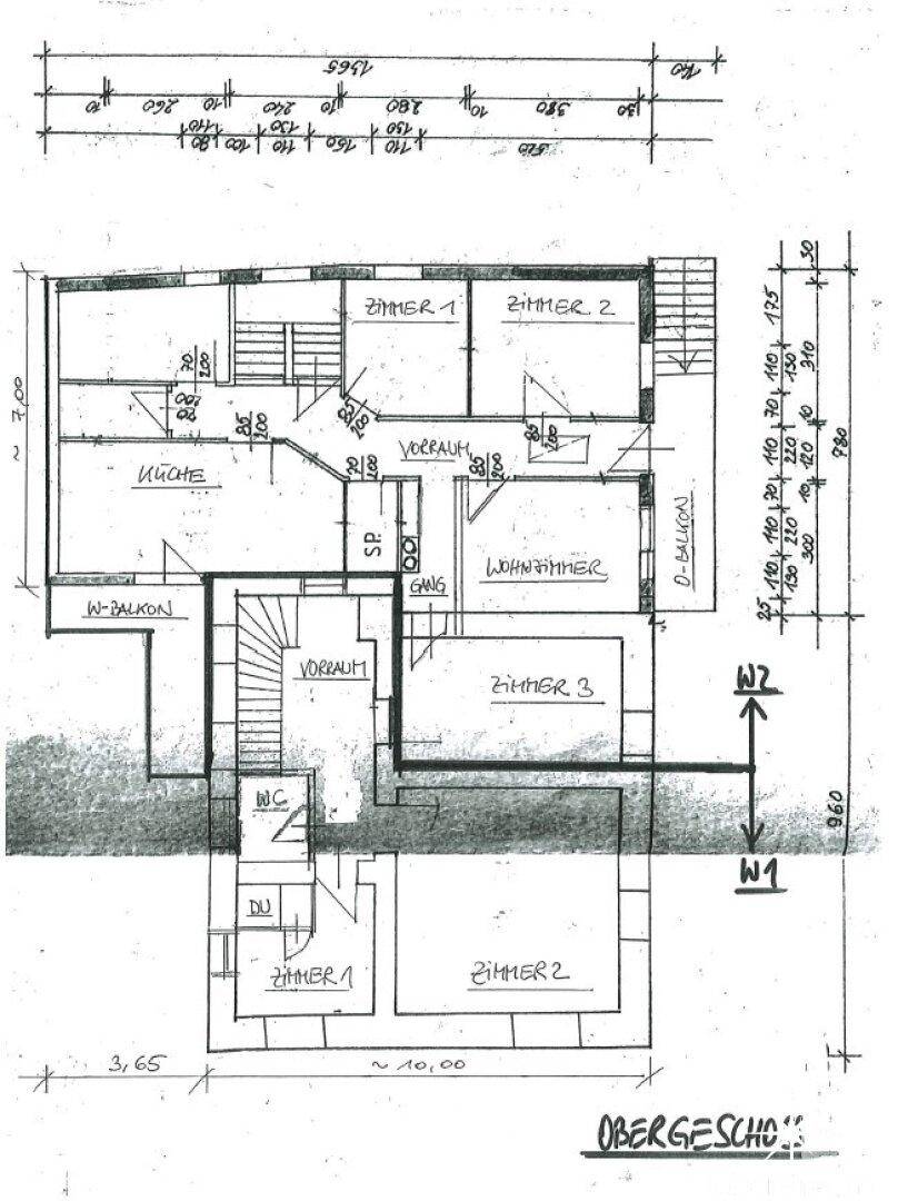 Handgezeichneter Grundriss des Obergeschosses mit Schlafzimmern und Balkonzugang.