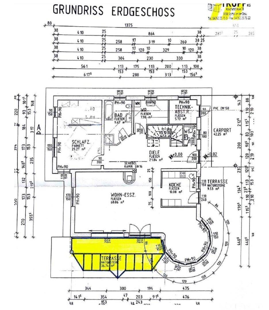 Grundriss des Erdgeschosses mit Wohn-Essbereich, Schlafzimmer, Bad und großer Terrasse.