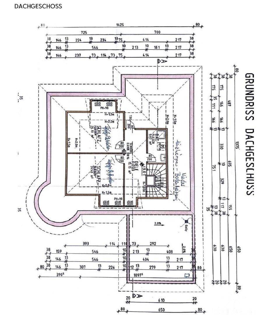 Grundriss des Dachgeschosses mit mehreren Schlafzimmern, Bad und Zugang zur Dachterrasse.