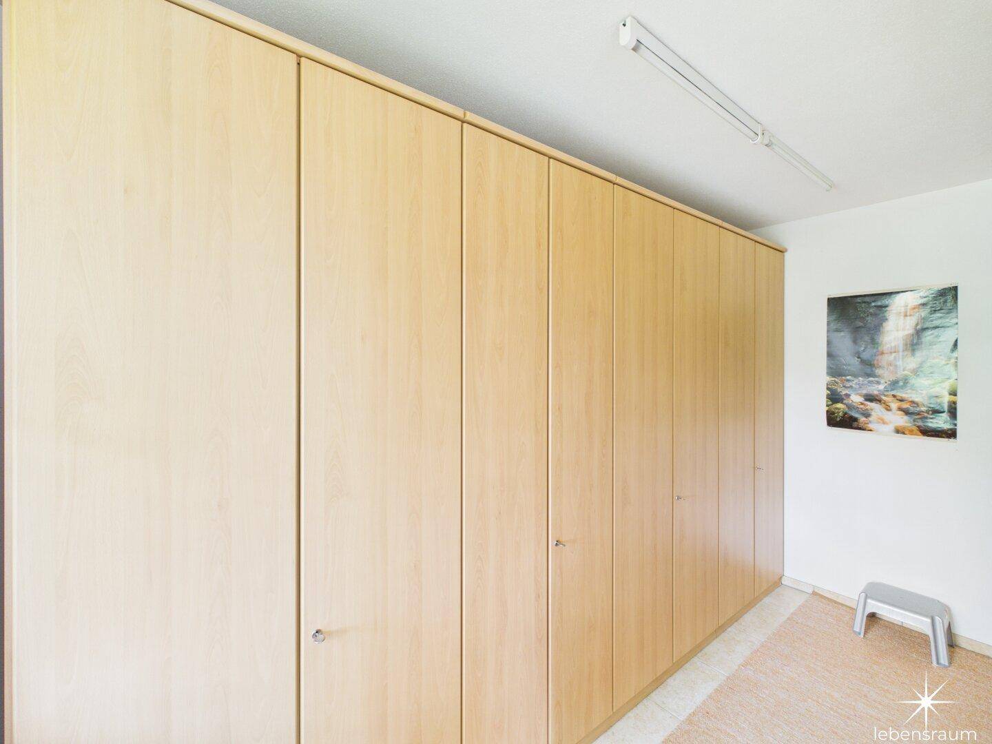 Geräumiger Einbauschrank mit hellen Holzfronten, der viel Stauraum bietet.