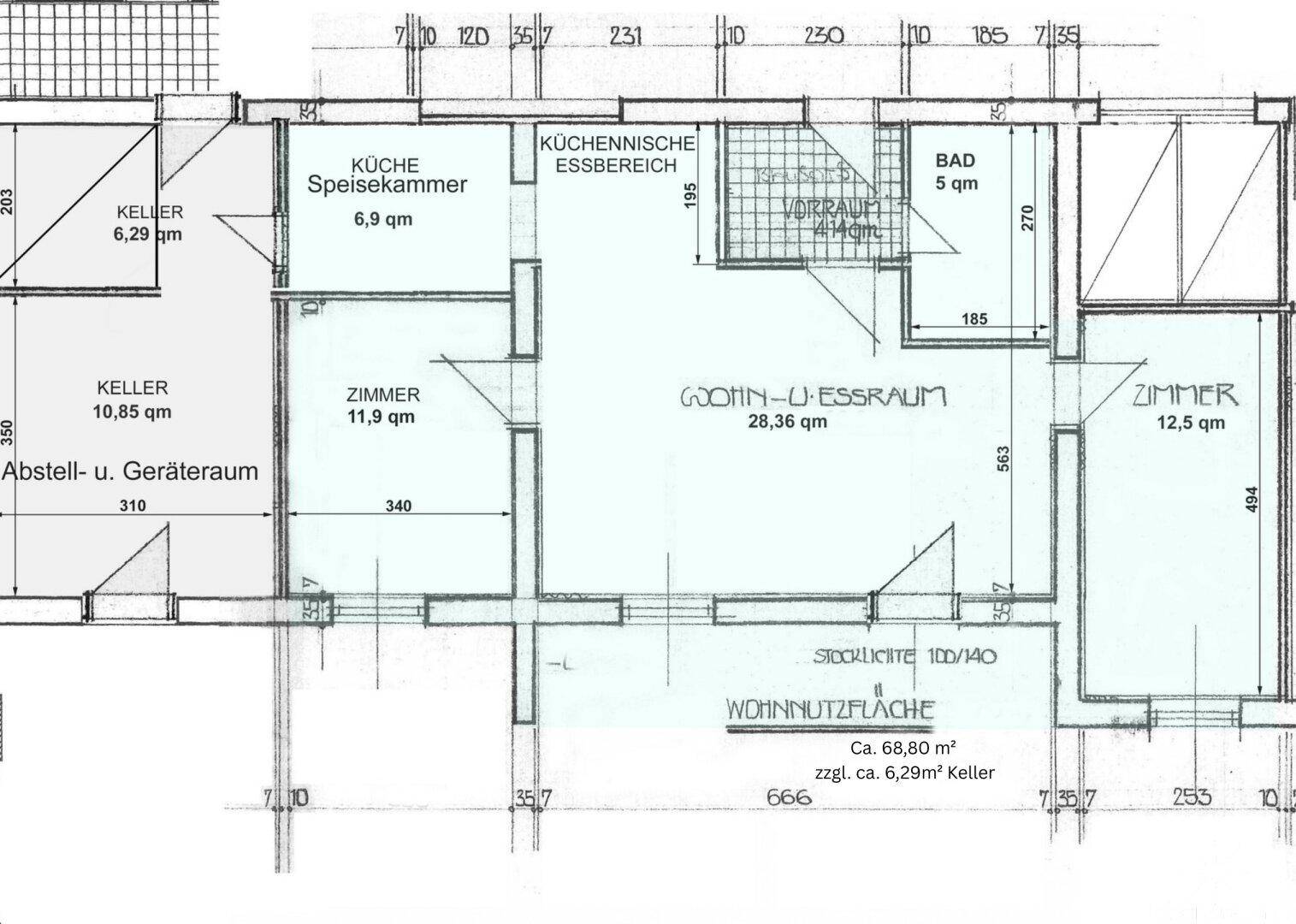 Grundriss der Wohnung mit Wohn-Essraum, Küche, Zimmern und Kellerbereichen.