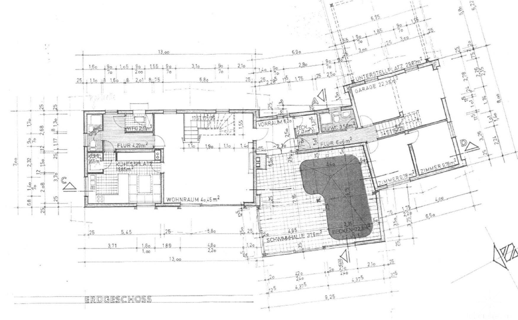Grundriss des Erdgeschosses mit Wohnraum, Flur, Schwimmhalle und Garage.