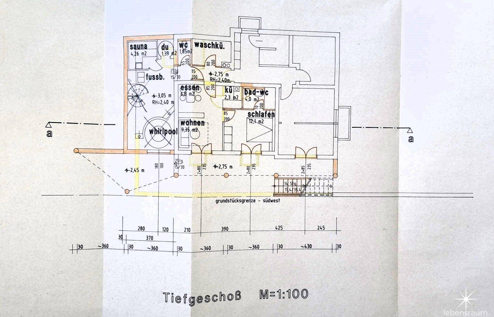 Grundriss des Tiefgeschosses mit Sauna, Whirlpool, Wohnbereich und Schlafzimmer.