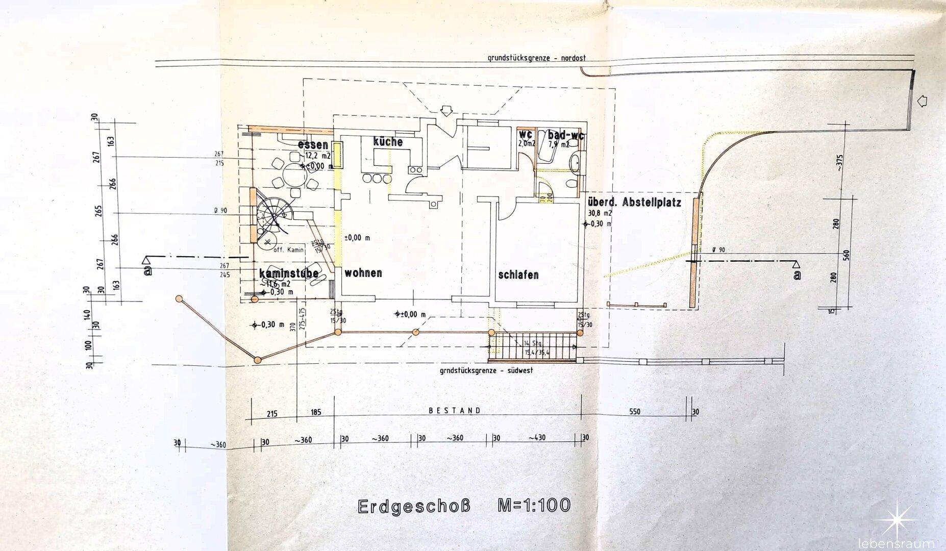 Grundriss des Erdgeschosses mit Wohnzimmer, Küche, Schlafzimmer und Bad.