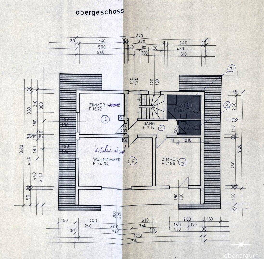 Grundriss des Obergeschosses mit Zimmern, Bad und Treppenhaus.