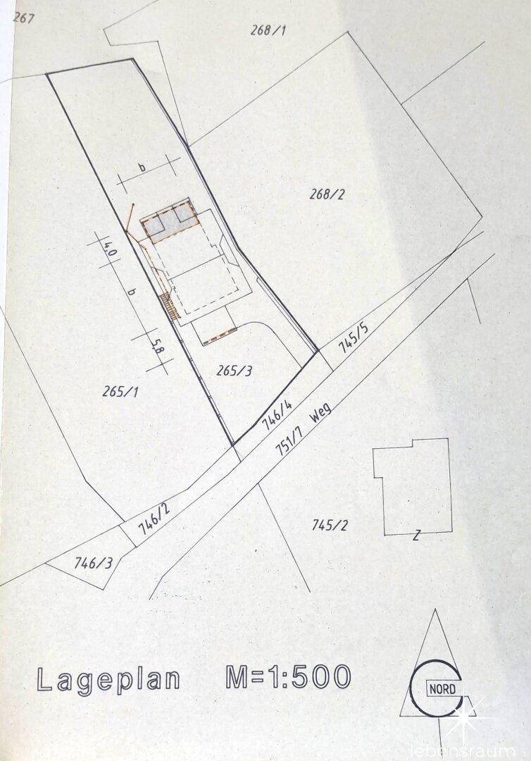 Übersichtlicher Lageplan eines Grundstücks mit eingezeichnetem Gebäude und Zufahrtsweg.