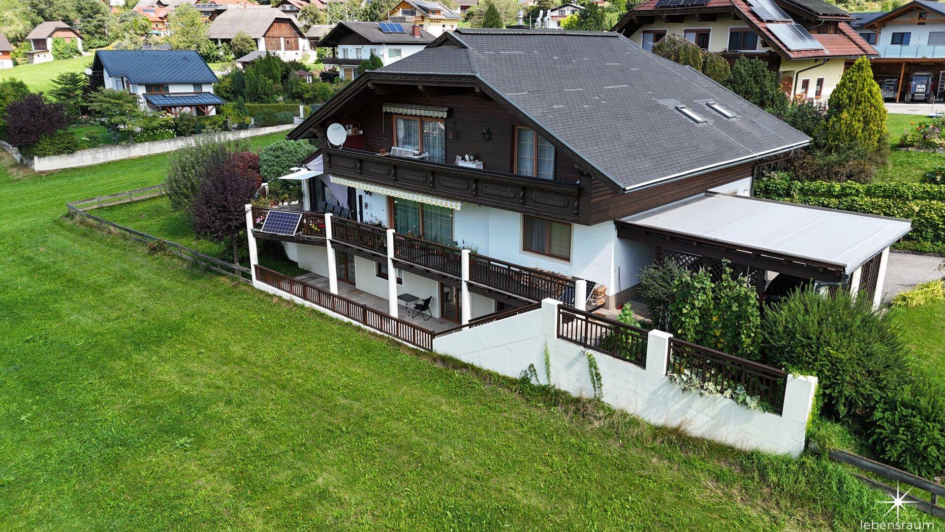 Vogelperspektive des Hauses mit Carport und weitläufigem Grundstück in ländlicher Umgebung.