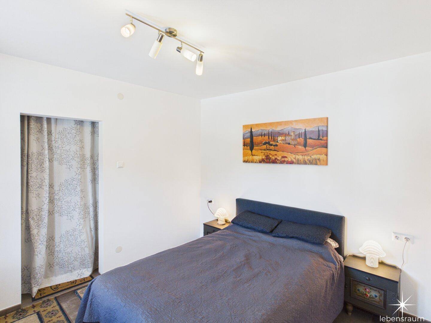 Schlafzimmer mit Schranknische.