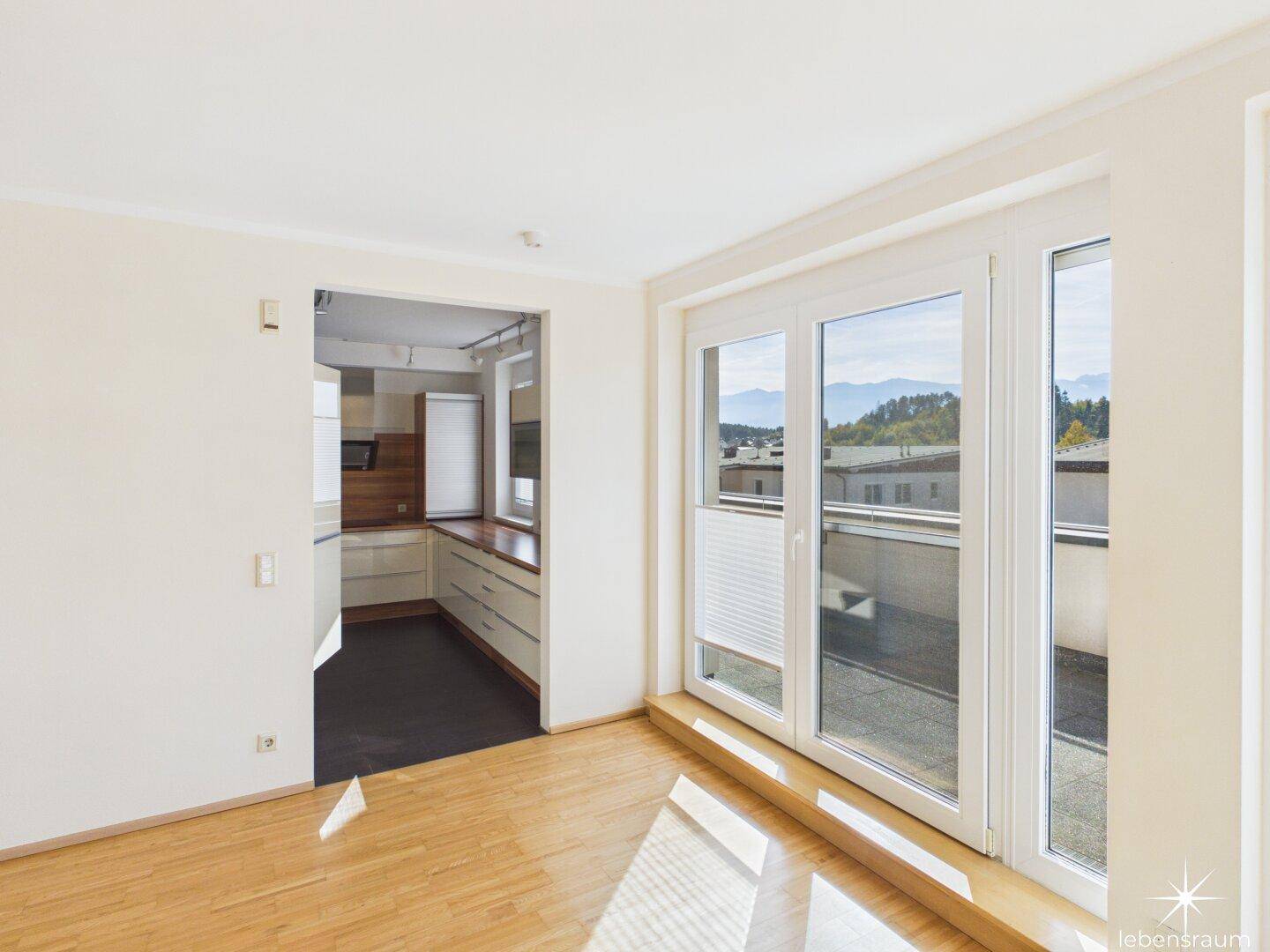 Wohnzimmer mit Blick in Küche