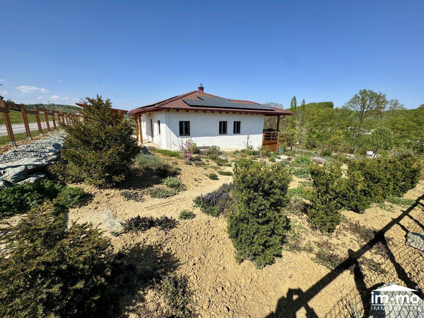 Freistehendes Haus in ländlicher Umgebung mit großem, naturnahem Garten.
