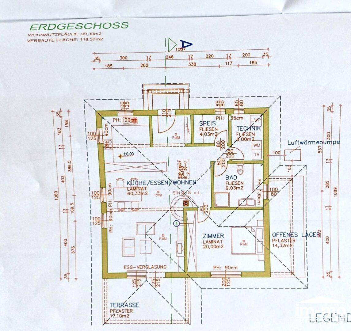Grundriss des Erdgeschosses mit offener Küche, Ess- und Wohnbereich.