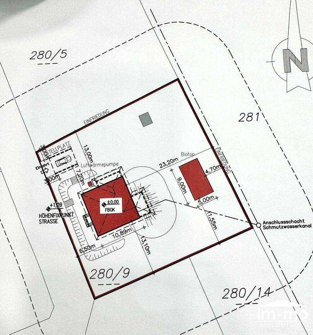 Lageplan des Grundstücks mit eingezeichnetem Gebäude und Außenanlagen.