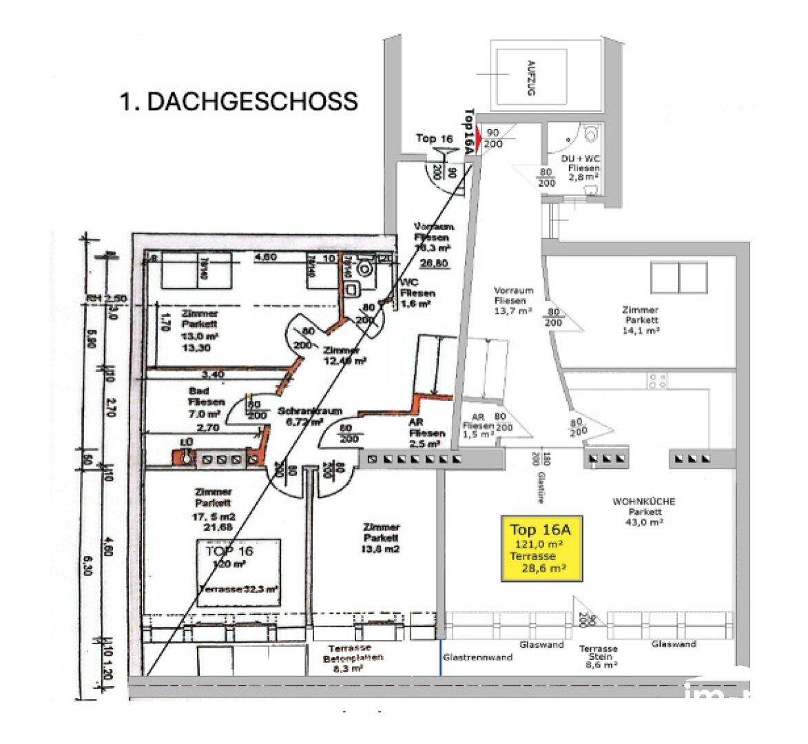 Grundriss des 1. Dachgeschosses mit Wohnküche, Zimmern, Bad und mehreren Terrassen.