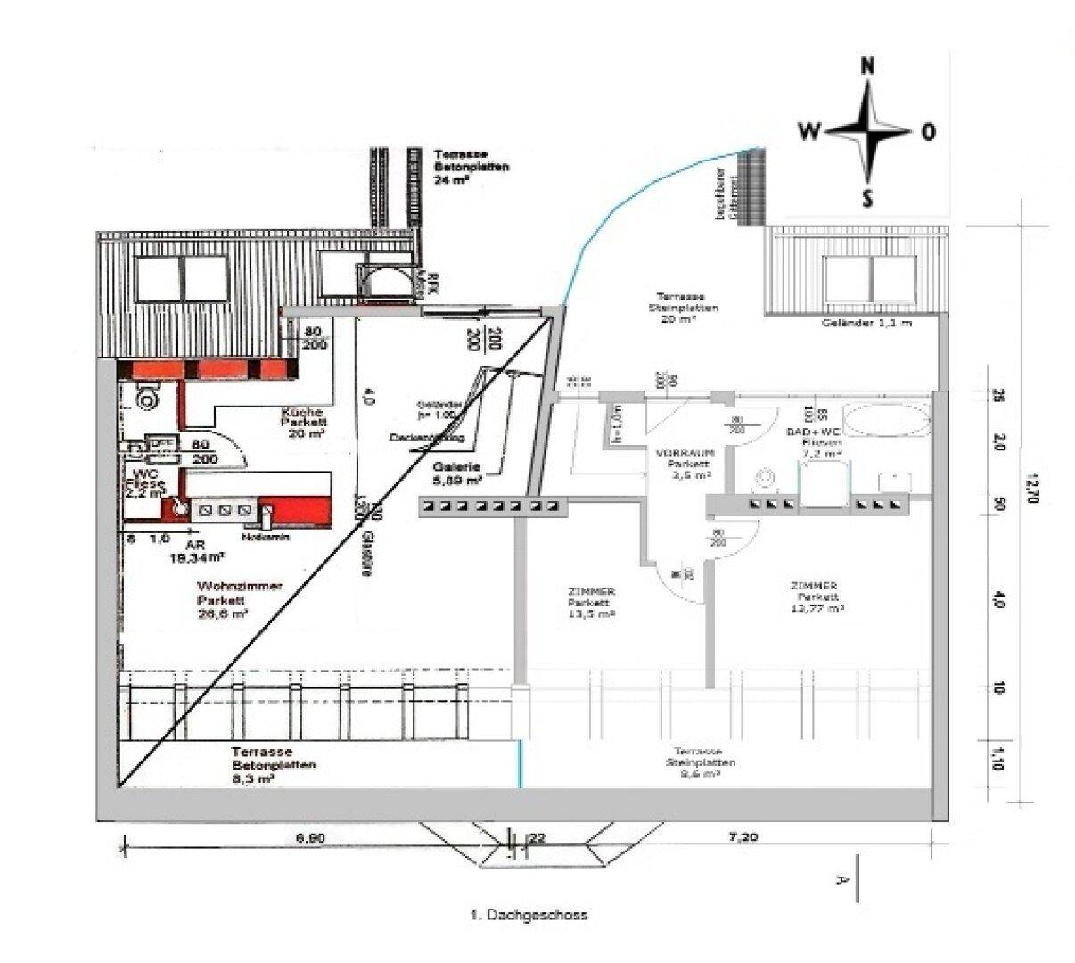 Grundriss des Dachgeschosses mit Küche, Wohnzimmer, Galerie, Bad und mehreren Terrassen.