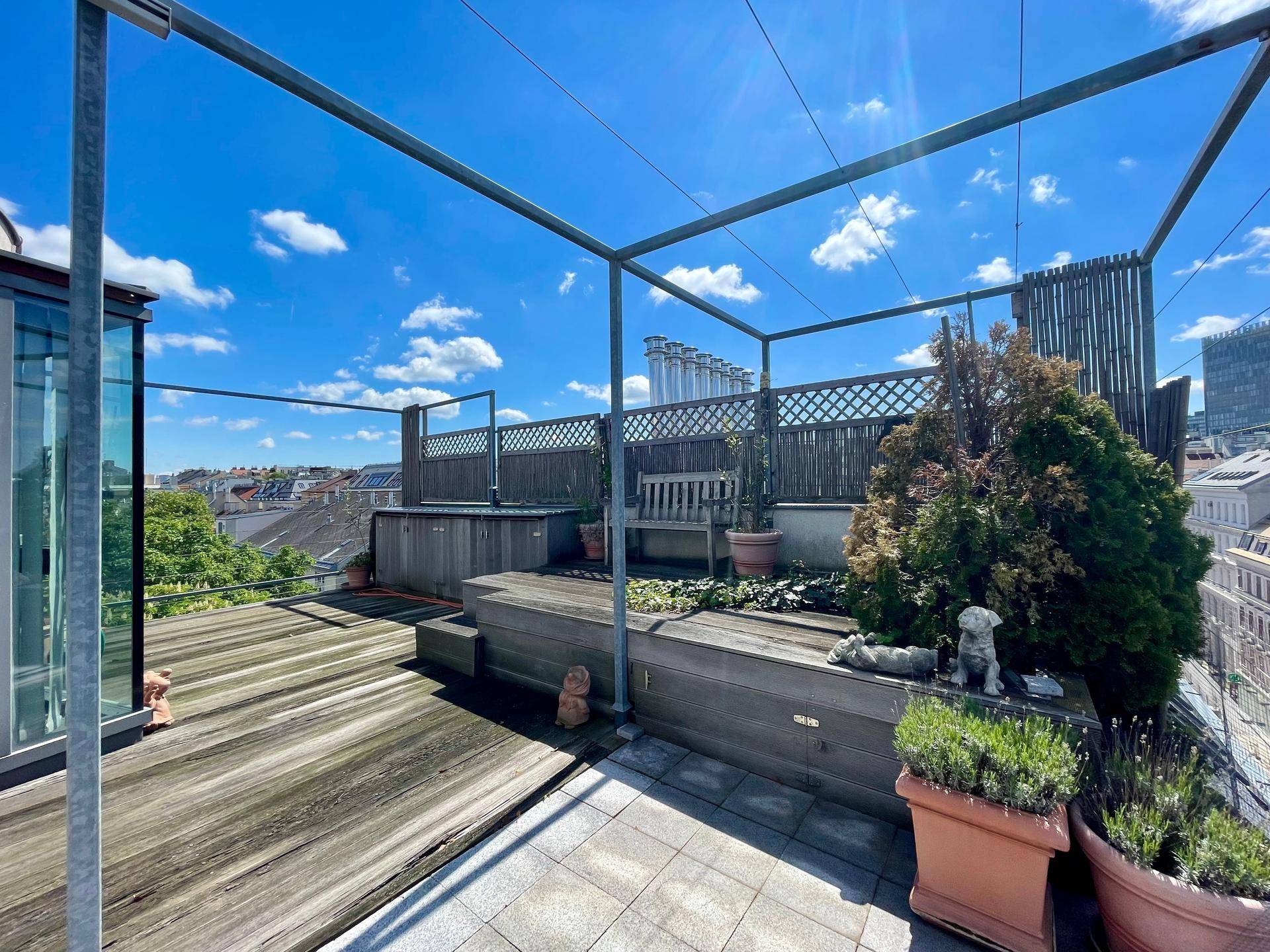 Südwestseitige Terrasse obere Ebene Sommer