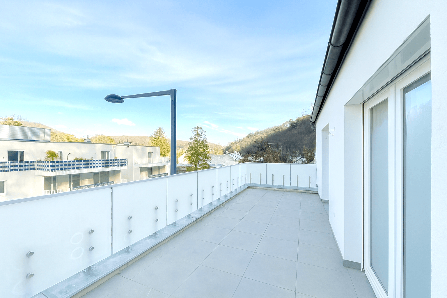 Geräumiges Schlafzimmer im Dachgeschoss mit Holzboden und einem Fenster, das den Raum erhellt.