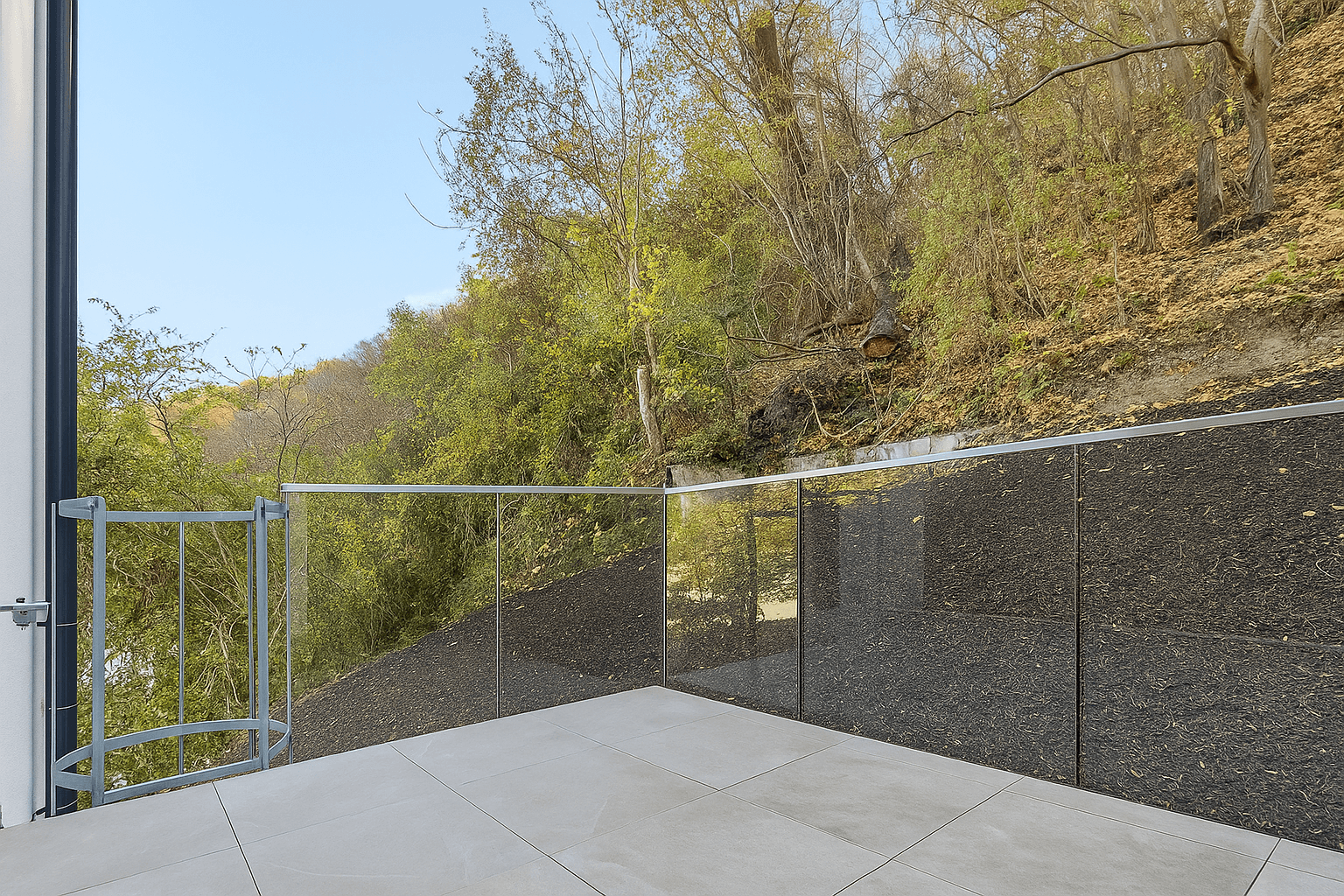 Kleines Gäste-WC mit Waschbecken und Wand-WC, ausgestattet mit hellen Fliesen.