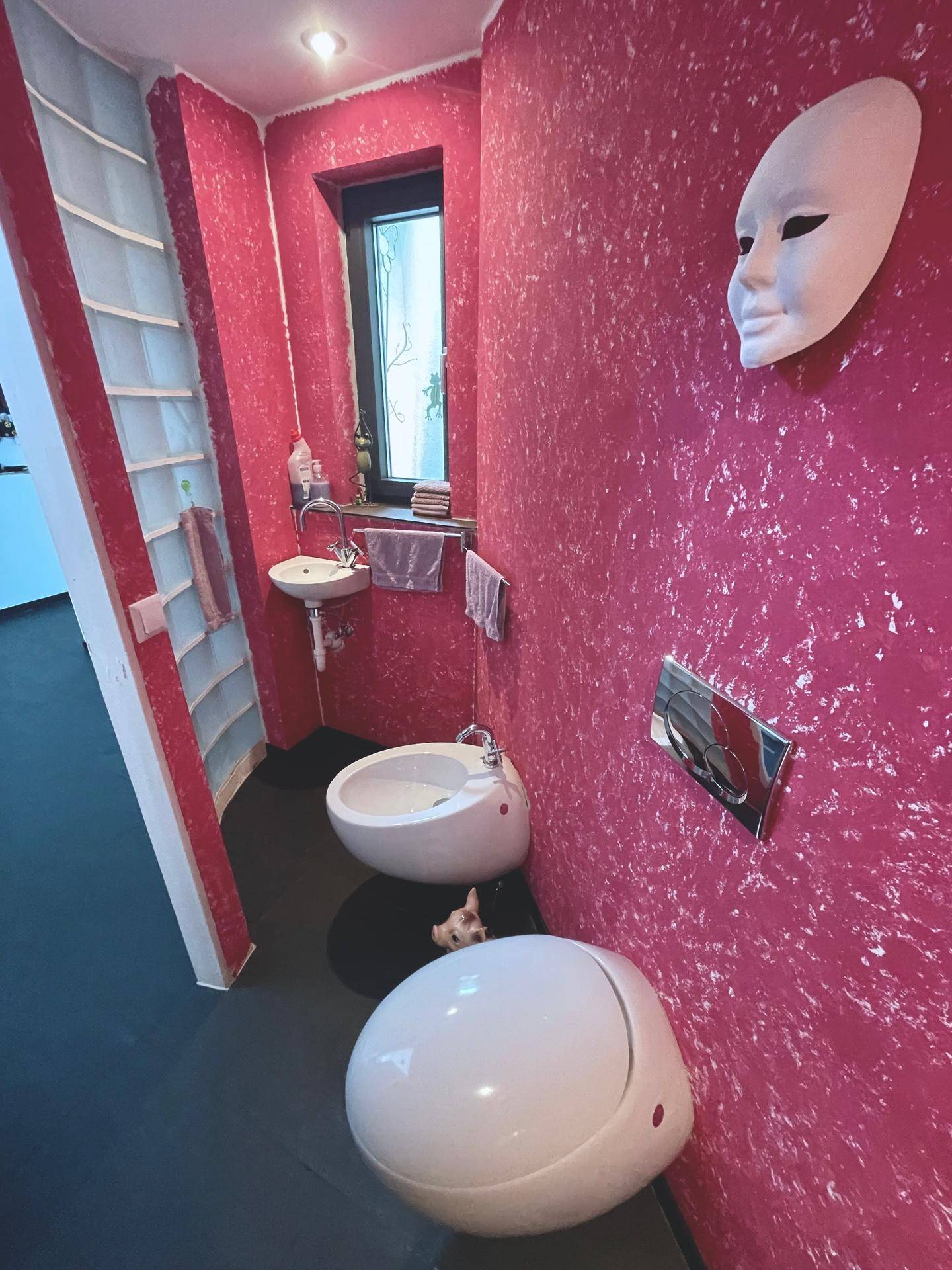 WC mit Handwaschbecken, Urinal und Bidet untere Ebene